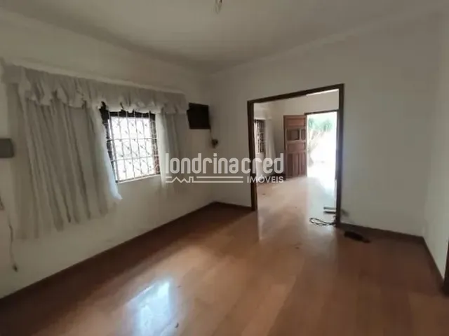 Casa com 565m² 2 quartos e 1 banheiro, à venda, no bairro Vila Ziober em Londrina