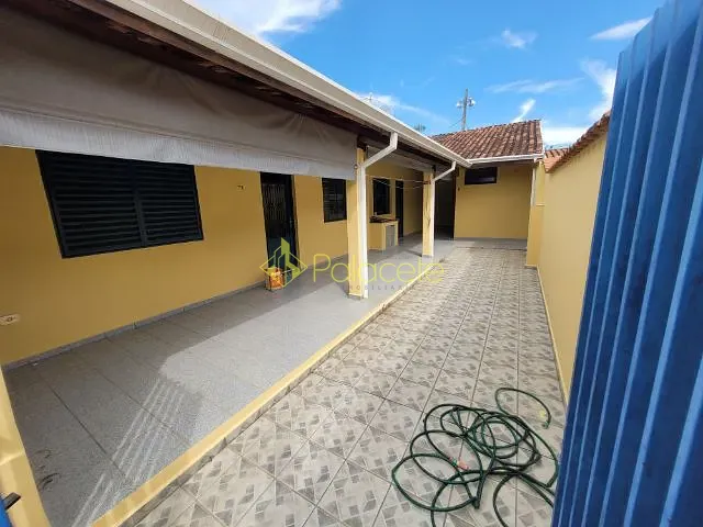 Casa 3 quartos e 2 banheiros, para alugar, no bairro Centro em Pindamonhangaba