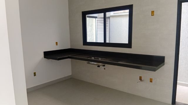Casa com 200m² 3 quartos e 3 banheiros, à venda, no bairro Parque São Domingos em Pindamonhangaba
