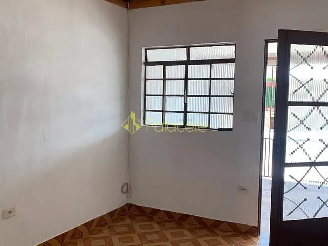 Casa 2 quartos e 2 banheiros, para alugar, no bairro Tabaú em Pindamonhangaba