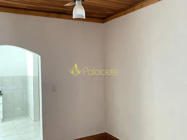 Casa 2 quartos e 2 banheiros, para alugar, no bairro Tabaú em Pindamonhangaba