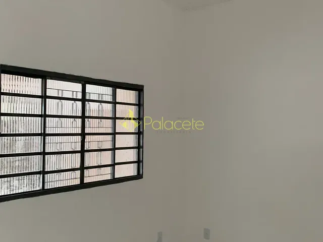 Casa 2 quartos e 2 banheiros, para alugar, no bairro Residencial e Comercial Laerte Asumpção em Pindamonhangaba