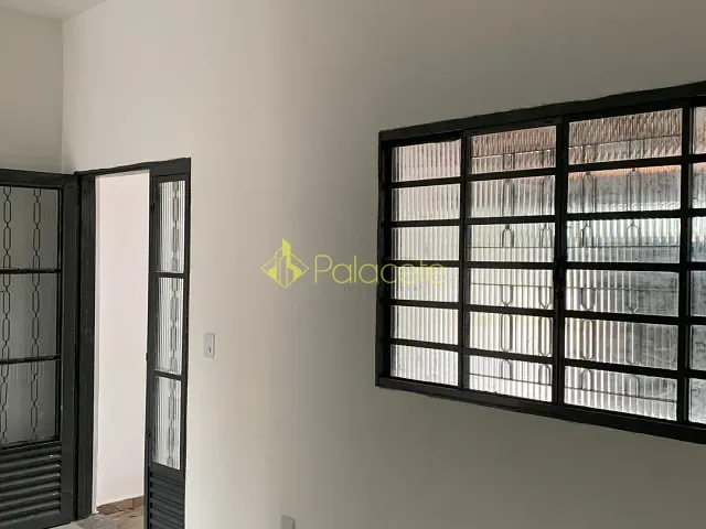 Casa 2 quartos e 2 banheiros, para alugar, no bairro Residencial e Comercial Laerte Asumpção em Pindamonhangaba