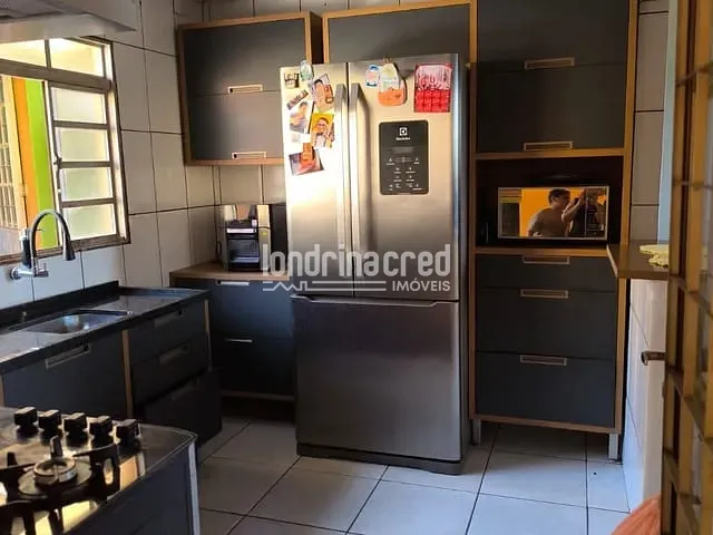 Casa com 250m² 2 quartos e 2 banheiros, à venda, no bairro Conjunto Vivi Xavier em Londrina