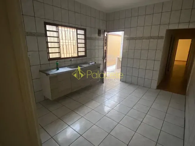 Casa 2 quartos e 1 banheiro, à venda, no bairro Comercial e Residencial Jardim Mariana em Pindamonhangaba