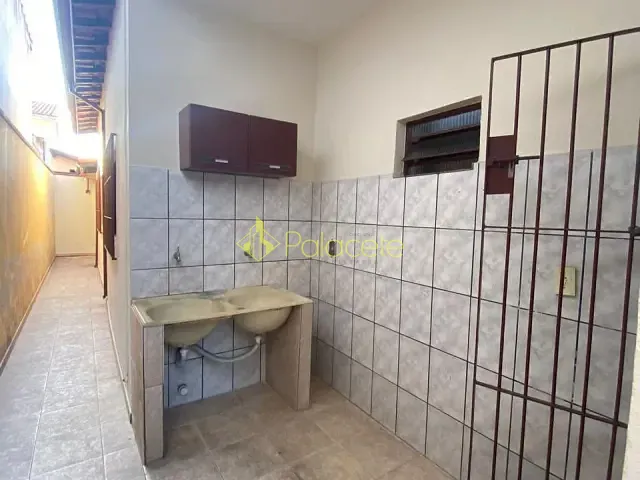 Casa 2 quartos e 1 banheiro, à venda, no bairro Comercial e Residencial Jardim Mariana em Pindamonhangaba
