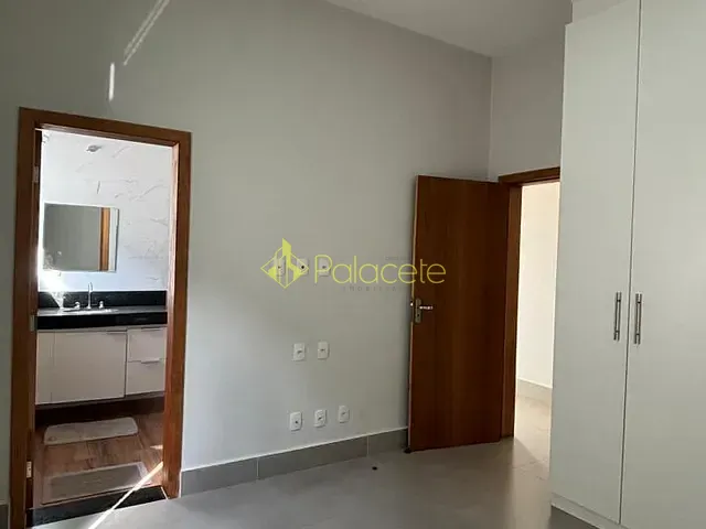 Casa com 560m² 3 quartos e 4 banheiros, à venda ou para alugar, no bairro Socorro em Pindamonhangaba