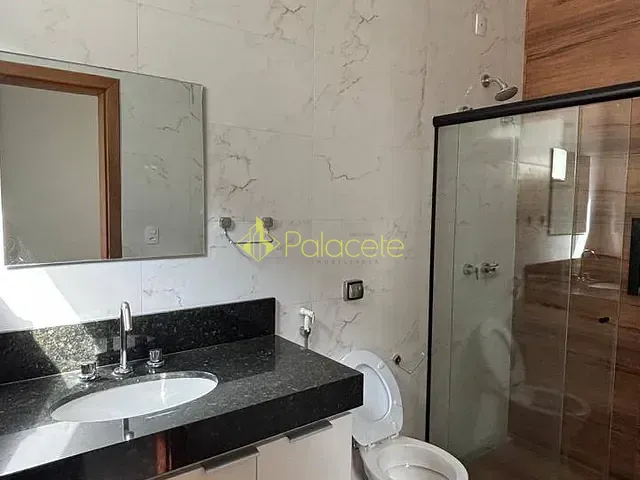 Casa com 560m² 3 quartos e 4 banheiros, à venda ou para alugar, no bairro Socorro em Pindamonhangaba