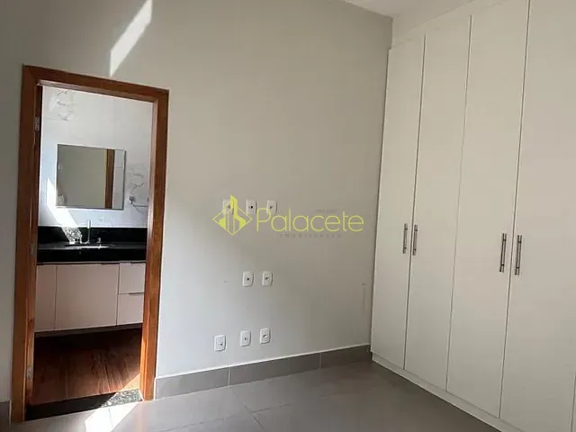 Casa com 560m² 3 quartos e 4 banheiros, à venda ou para alugar, no bairro Socorro em Pindamonhangaba