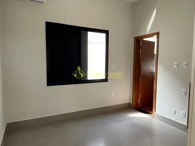 Casa com 560m² 3 quartos e 4 banheiros, à venda ou para alugar, no bairro Socorro em Pindamonhangaba