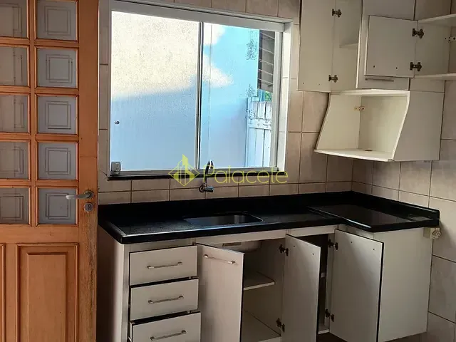Casa 2 quartos e 2 banheiros, para alugar, no bairro Jardim Cristina em Pindamonhangaba