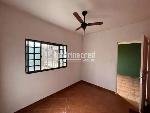 Casa com 200m² 3 quartos e 1 banheiro, à venda, no bairro Conjunto Habitacional Maria Cecília Serrano de Oliveira em Londrina