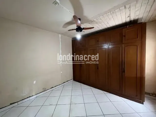 Casa com 200m² 3 quartos e 1 banheiro, à venda, no bairro Conjunto Habitacional Maria Cecília Serrano de Oliveira em Londrina