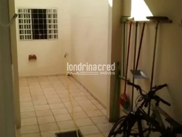 Casa com 300m² 5 quartos e 2 banheiros, à venda, no bairro Champagnat em Londrina