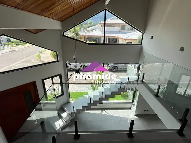 Casa com 400m² 4 quartos e 2 banheiros, à venda, no bairro Massaguaçu em Caraguatatuba