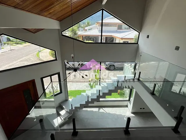 Casa com 400m² 4 quartos e 2 banheiros, à venda, no bairro Massaguaçu em Caraguatatuba