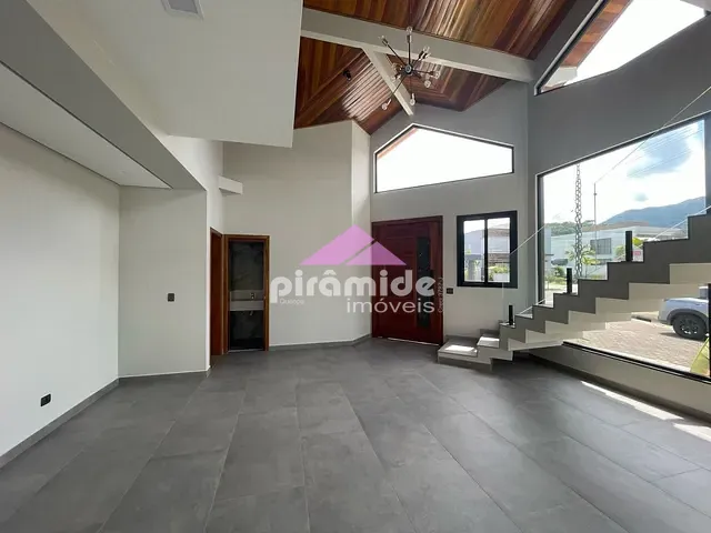 Casa com 400m² 4 quartos e 2 banheiros, à venda, no bairro Massaguaçu em Caraguatatuba