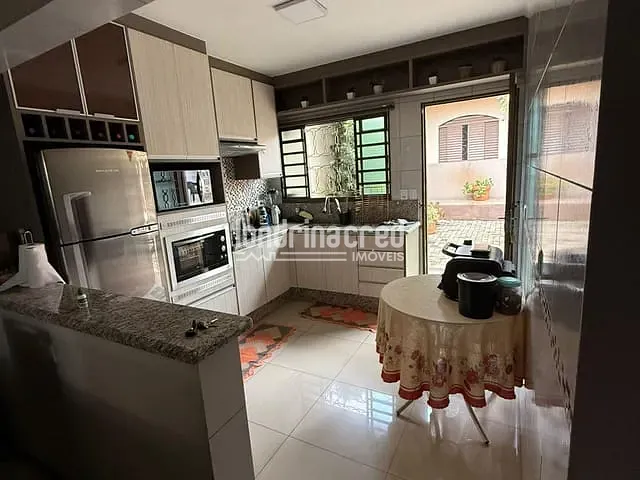 Casa com 300m² 3 quartos e 2 banheiros, à venda, no bairro Parque das Indústrias em Londrina