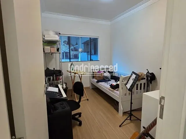 Casa com 250m² 3 quartos e 2 banheiros, à venda, no bairro Loteamento Chamonix em Londrina
