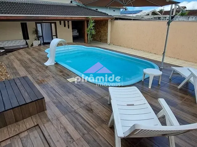 Casa com 246m² 3 quartos e 3 banheiros, à venda, no bairro Indaiá em Caraguatatuba