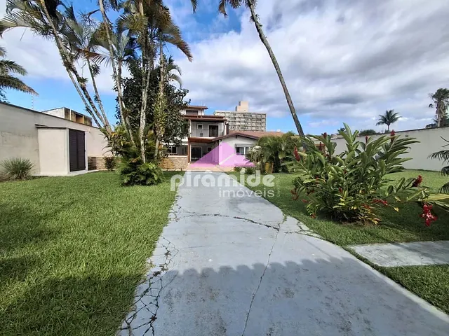Casa com 1000m² 4 quartos e 2 banheiros, à venda, no bairro Porto Novo em Caraguatatuba