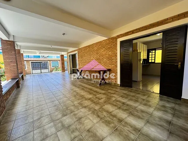 Casa com 300m² 4 quartos e 3 banheiros, à venda, no bairro Indaiá em Caraguatatuba