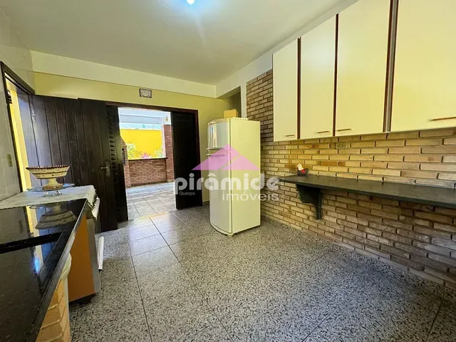Casa com 300m² 4 quartos e 3 banheiros, à venda, no bairro Indaiá em Caraguatatuba