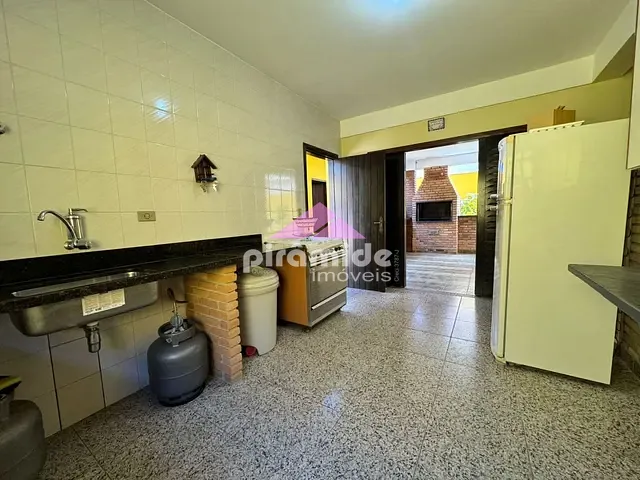Casa com 300m² 4 quartos e 3 banheiros, à venda, no bairro Indaiá em Caraguatatuba