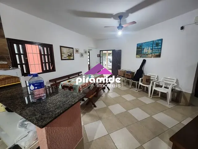 Casa com 450m² 3 quartos e 2 banheiros, à venda, no bairro Balneário Gardem Mar em Caraguatatuba