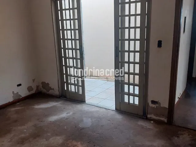 Casa 3 quartos e 2 banheiros, à venda, no bairro Conjunto Habitacional Santiago II em Londrina