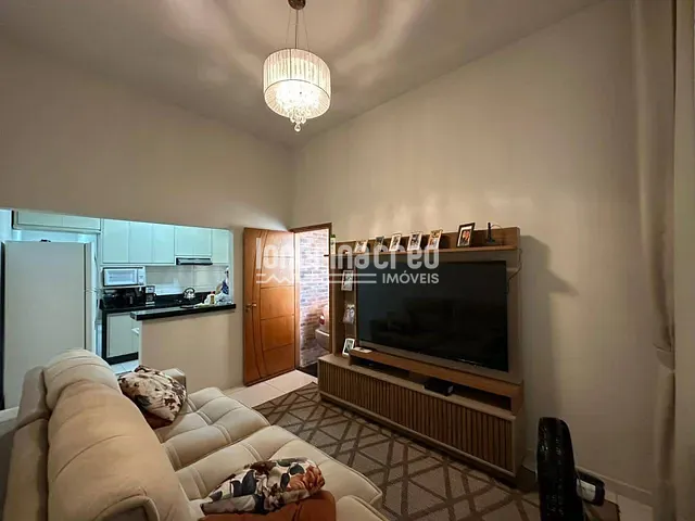 Casa com 150m² 2 quartos e 1 banheiro, à venda, no bairro Leonor em Londrina