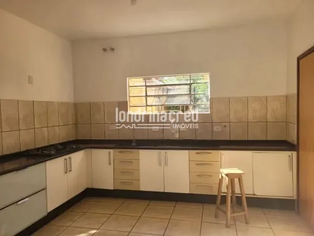 Casa com 525m² 3 quartos e 1 banheiro, à venda, no bairro Centro em Arapongas