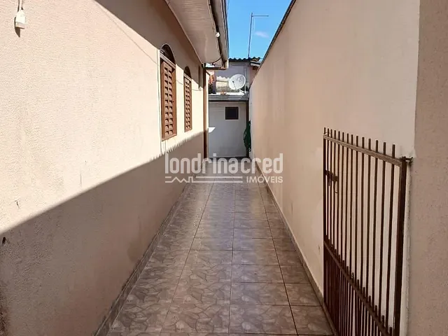 Casa com 450m² 4 quartos e 1 banheiro, à venda, no bairro Brasília em Londrina