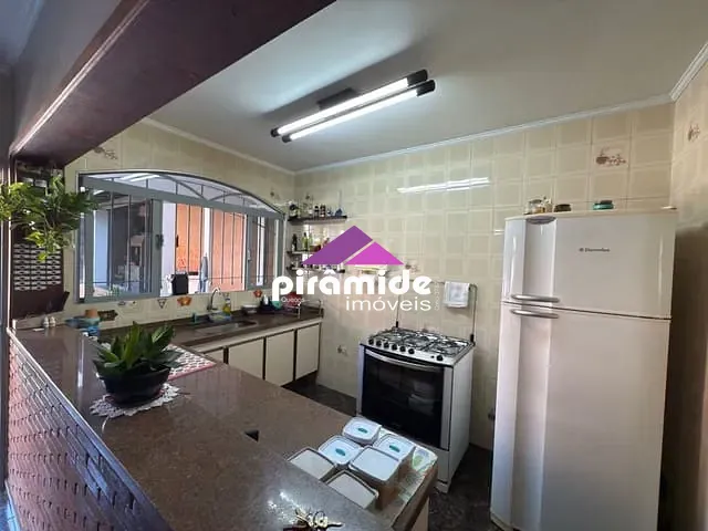 Casa com 300m² 3 quartos e 4 banheiros, à venda, no bairro Parque Industrial em São José dos Campos