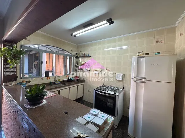 Casa com 300m² 3 quartos e 4 banheiros, à venda, no bairro Parque Industrial em São José dos Campos