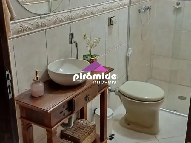 Casa com 250m² 2 quartos e 2 banheiros, à venda, no bairro Jardim Castanheira em São José dos Campos