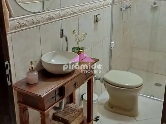 Casa com 250m² 2 quartos e 2 banheiros, à venda, no bairro Jardim Castanheira em São José dos Campos