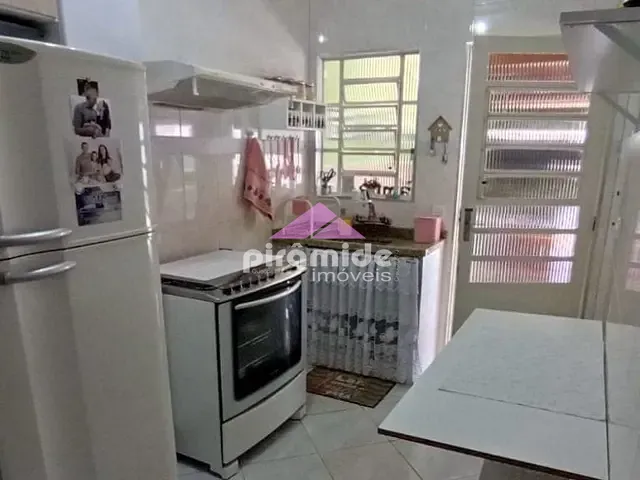 Casa com 250m² 2 quartos e 2 banheiros, à venda, no bairro Jardim Castanheira em São José dos Campos