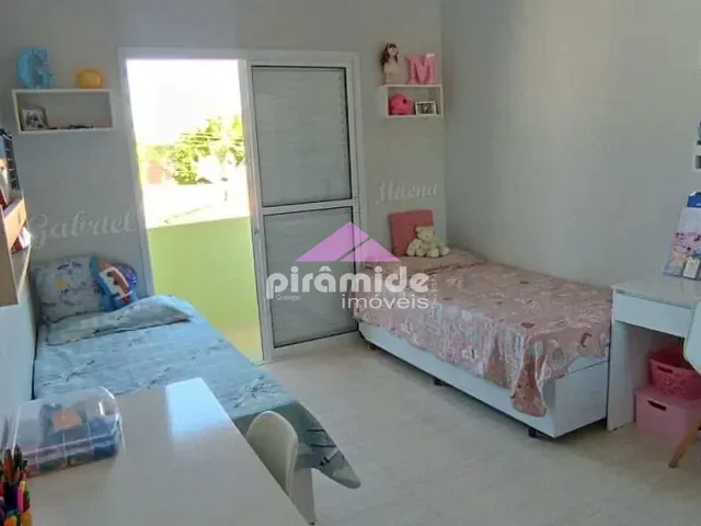 Casa com 250m² 2 quartos e 2 banheiros, à venda, no bairro Jardim Castanheira em São José dos Campos