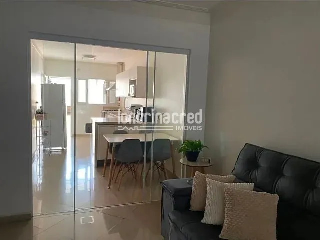 Casa com 250m² 4 quartos e 3 banheiros, à venda, no bairro Novo Aeroporto em Londrina