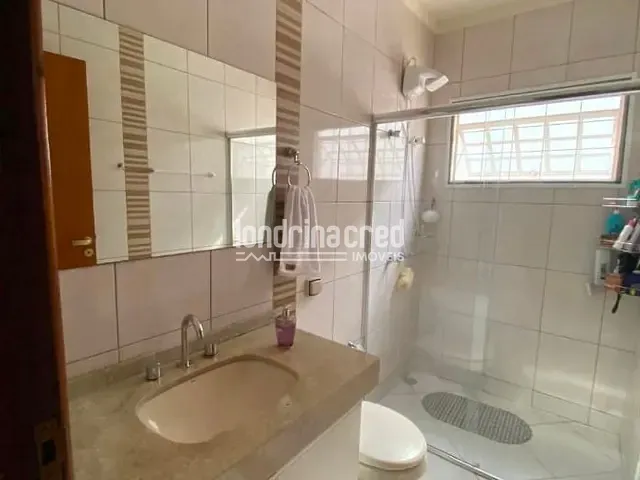 Casa com 250m² 4 quartos e 3 banheiros, à venda, no bairro Novo Aeroporto em Londrina