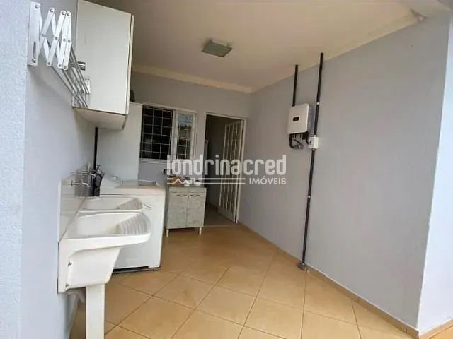 Casa com 250m² 4 quartos e 3 banheiros, à venda, no bairro Novo Aeroporto em Londrina