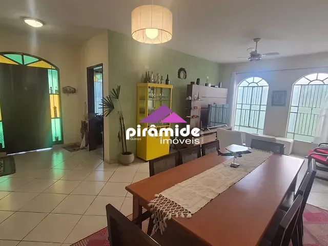 Casa com 500m² 4 quartos e 4 banheiros, à venda, no bairro Jardim das Indústrias em São José dos Campos