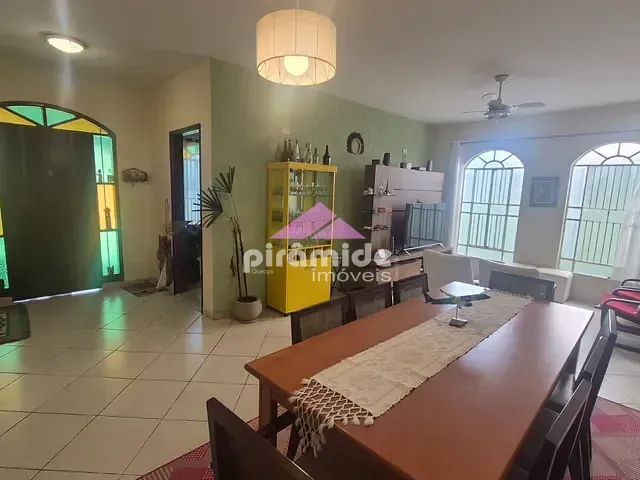 Casa com 500m² 4 quartos e 4 banheiros, à venda, no bairro Jardim das Indústrias em São José dos Campos