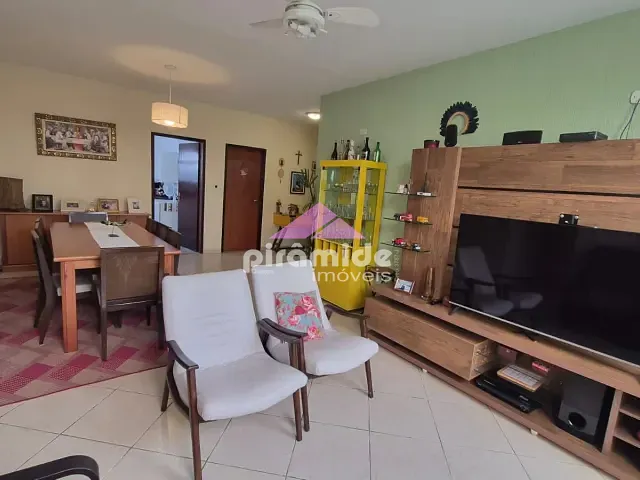 Casa com 500m² 4 quartos e 4 banheiros, à venda, no bairro Jardim das Indústrias em São José dos Campos