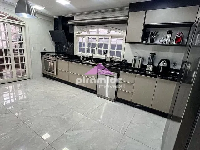 Casa com 254m² 4 quartos e 2 banheiros, à venda, no bairro Jardim das Indústrias em São José dos Campos