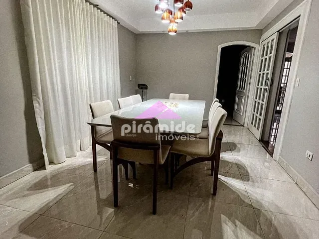 Casa com 254m² 4 quartos e 2 banheiros, à venda, no bairro Jardim das Indústrias em São José dos Campos