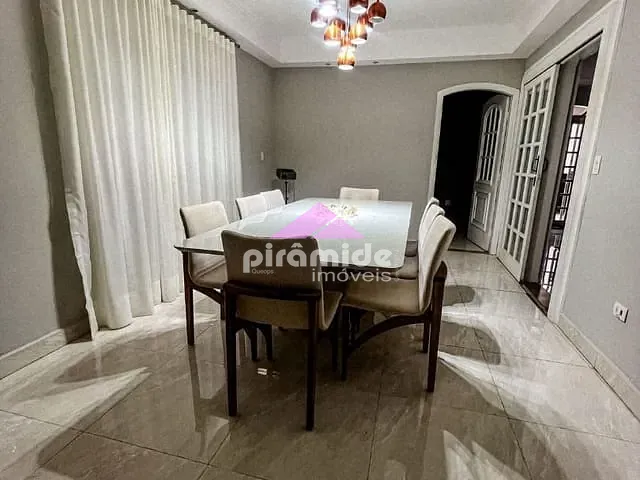 Casa com 254m² 4 quartos e 2 banheiros, à venda, no bairro Jardim das Indústrias em São José dos Campos