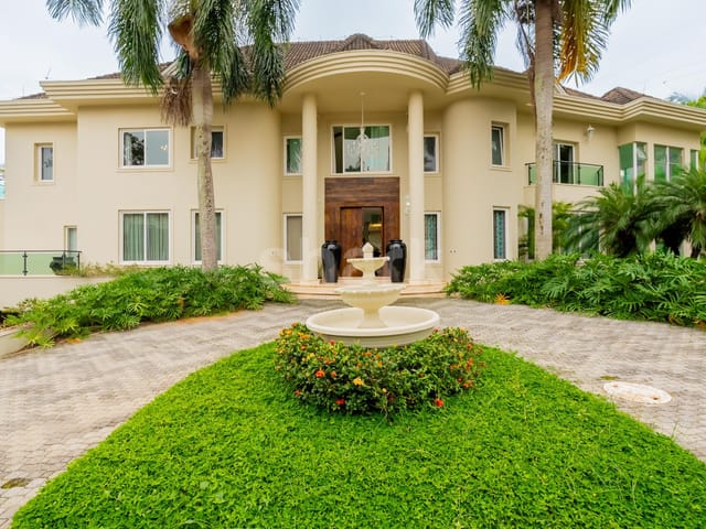 Casa com 1650m² 6 quartos e 8 banheiros, à venda, no bairro Tamboré em Santana de Parnaíba