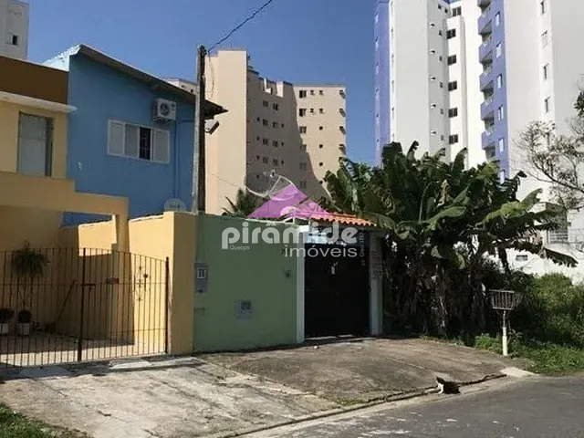 Casa com 90m² 2 quartos e 2 banheiros, à venda, no bairro Aruan em Caraguatatuba
